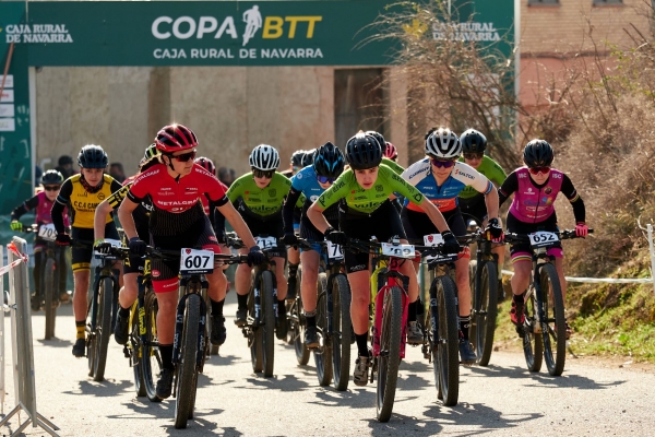 Imagen 2 de la noticia Rubén Ruzafa y Ainara Elbusto estrenan en Fitero los maillots de la Copa BTT Caja Rural de Navarra 2023